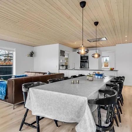 4 Bedroom Gorgeous In Dom wakacyjny Hadsund
