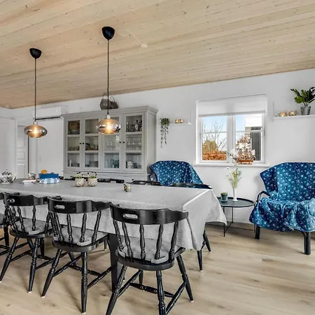 4 Bedroom Gorgeous In Hadsund