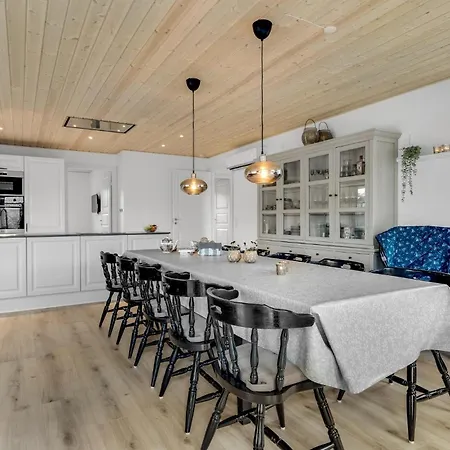 4 Bedroom Gorgeous In Dom wakacyjny *