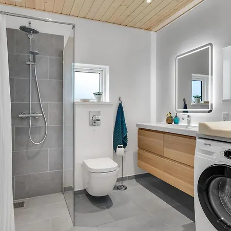 4 Bedroom Gorgeous In Dom wakacyjny Hadsund