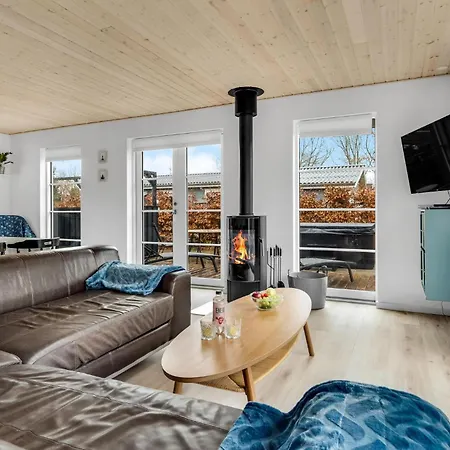 4 Bedroom Gorgeous In Dom wakacyjny Hadsund