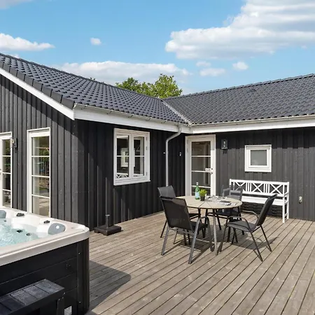 4 Bedroom Gorgeous In Dom wakacyjny